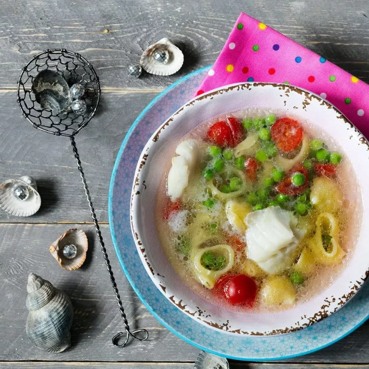 Рыбный суп с зеленым горошком и помидорами черри