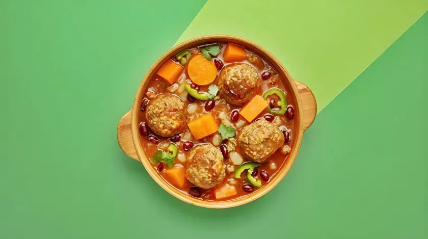 Тефтели в томатном соусе с овощами