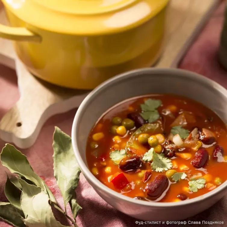 Томатный суп с красной фасолью, кукурузой и беконом
