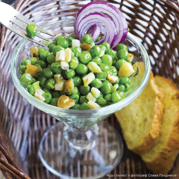 Салат из зеленого горошка, с луком и мятой