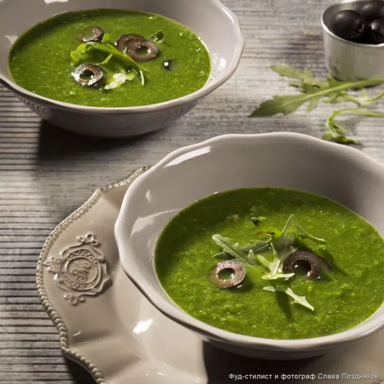Зеленый крем-суп с щавелем,  авокадо и маслинами