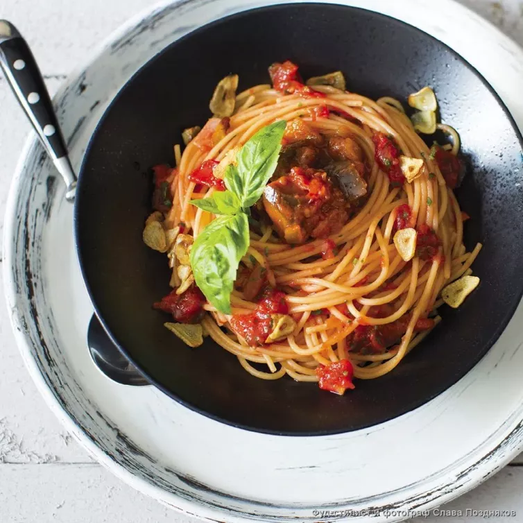 Спагетти помодоро с баклажанами по-тоскански