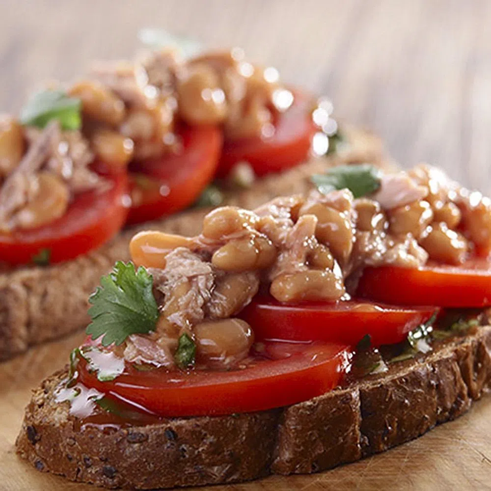 Сэндвич с белой фасолью, тунцом и помидорами