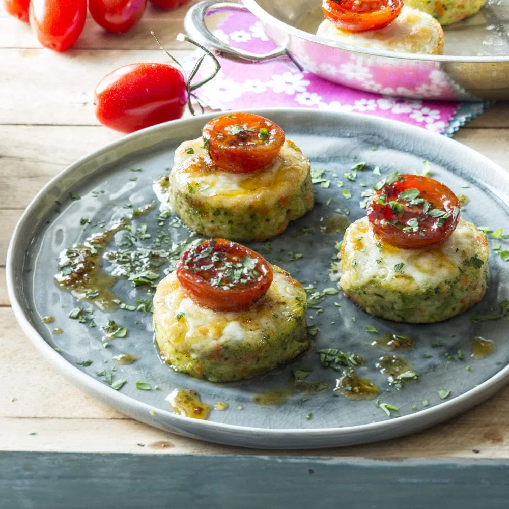 Королевские галеты, запеченные с сыром и помидорами черри