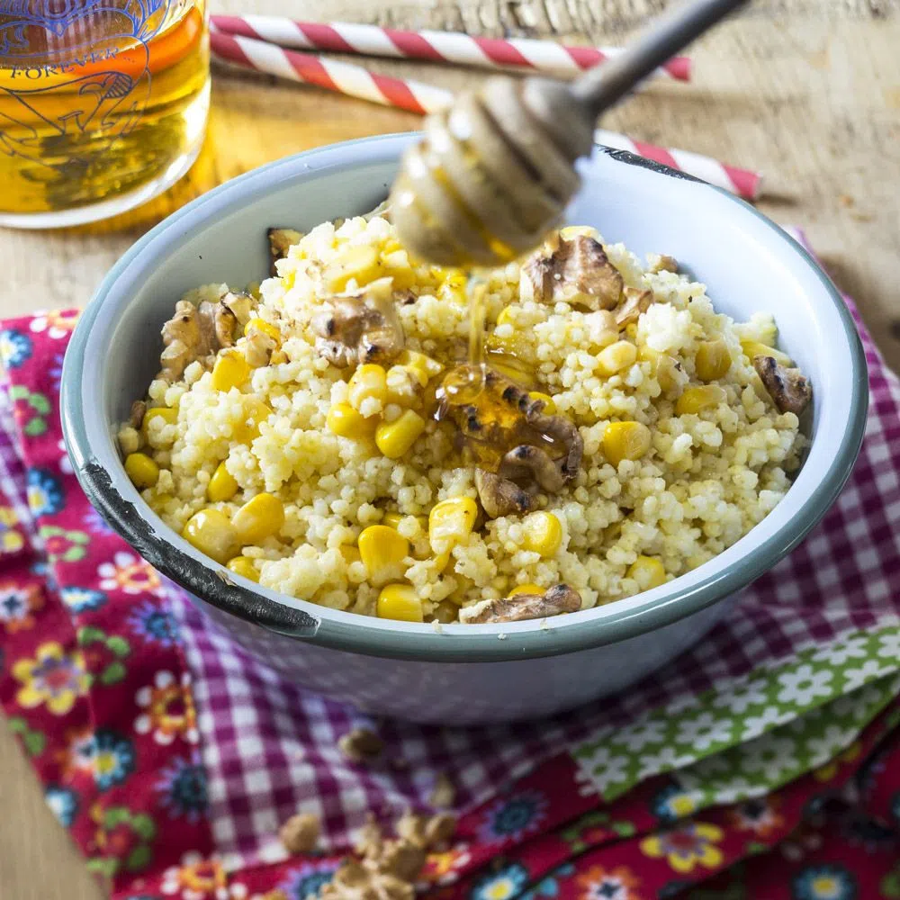 Пшенная каша со сладкой кукурузой и орехами