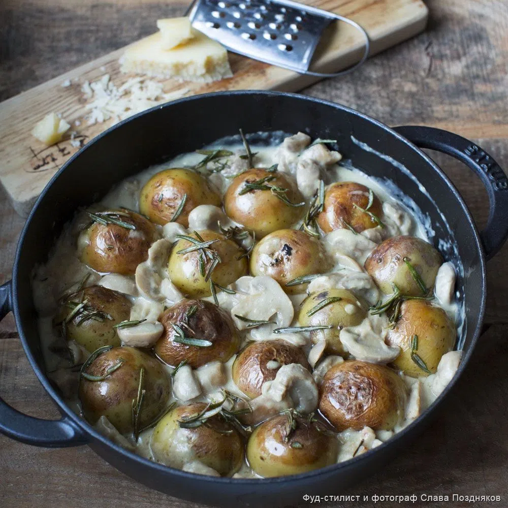 Жареный картофель с грибами, сыром и розмарином