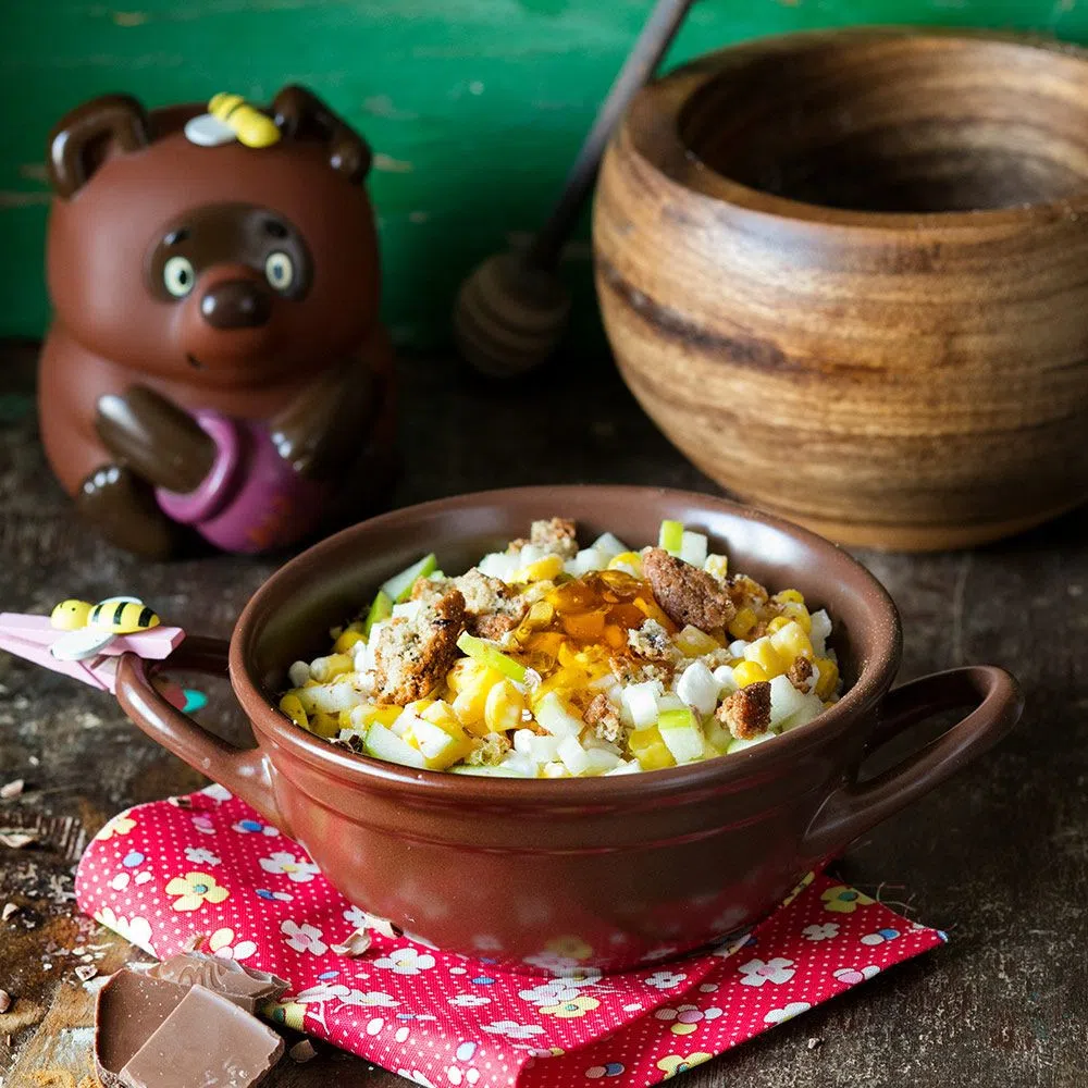 Творог с яблоками, медом, кукурузой и печеньем